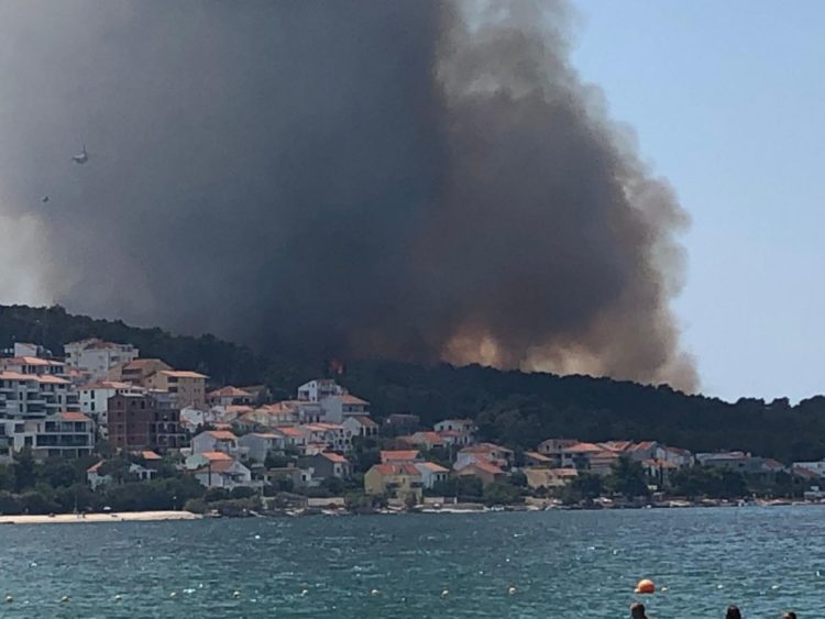 Na Čiovu izbio veliki šumski požar, s vatrom se bori 90 vatrogasaca