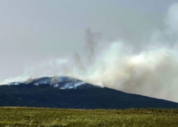 Požare u Kupresu ne mogu gasiti zbog mina