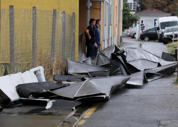 Olujno nevrijeme s tučom pogodilo Osijek, vjetar otkinuo krov sa zgrade