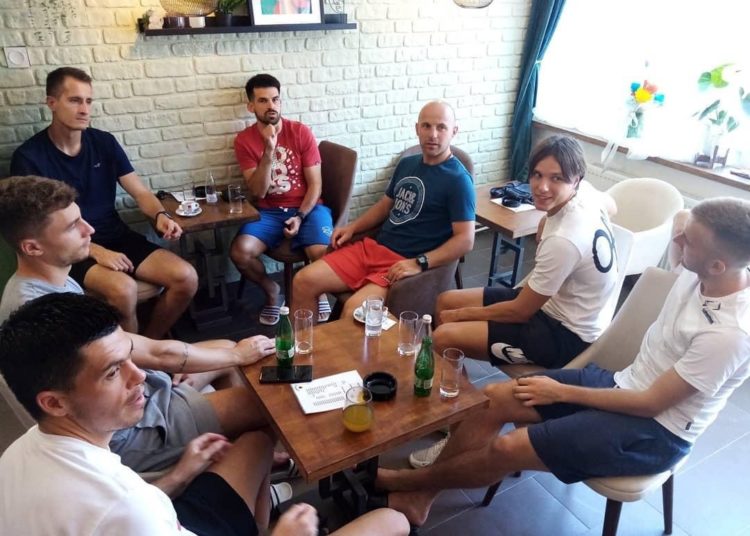 Igrači i stručni stožer NK Široki Brijeg posjetili Kutak sreće – kafić u kojem rade osobe s invaliditetom