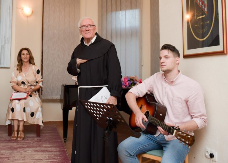 Predstavljanje prve knjige i prve samostalne izložbe umjetničkih slika autorice Snježane Lovrić