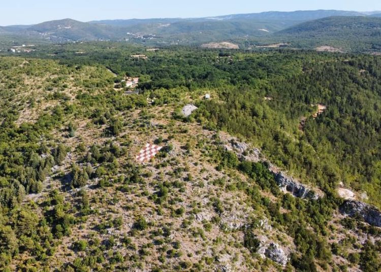 Hrvatskom grbu iznad Širokog Brijega vraćen stari sjaj (FOTO)