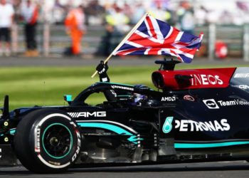 VN Velike Britanije: Pobjeda Hamiltona nakon sudara s Verstappenom