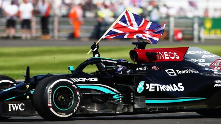 VN Velike Britanije: Pobjeda Hamiltona nakon sudara s Verstappenom