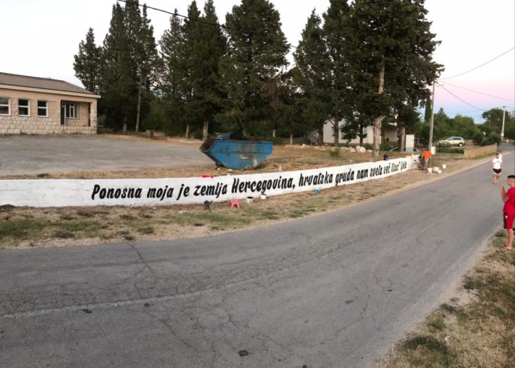 Donji Hamzići: Domoljubni grafit uz prometnicu Tromeđa – Široki Brijeg