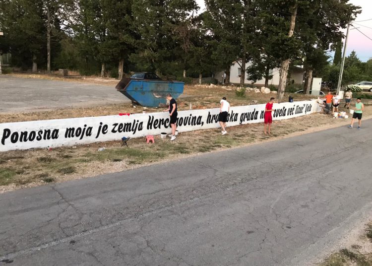 Donji Hamzići: Domoljubni grafit uz prometnicu Tromeđa – Široki Brijeg
