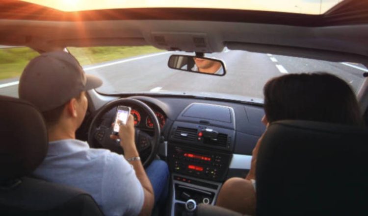Mobiteli krivci za nesreće, koristi ih više od 50 posto vozača