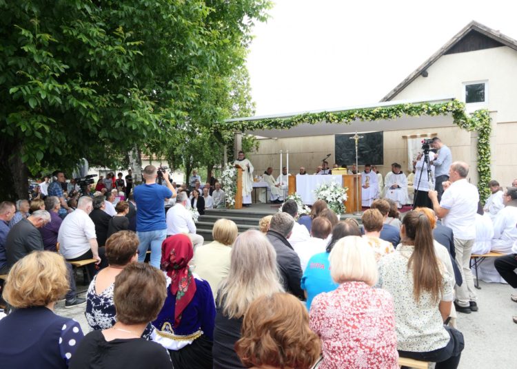 Velika radost u Vitezu: Tri svećenika iz istog sela i iste župe slavili mladu misu