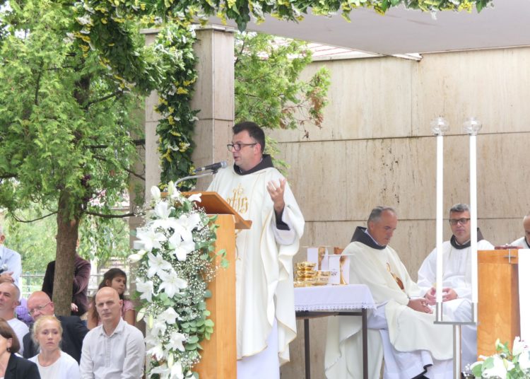 Velika radost u Vitezu: Tri svećenika iz istog sela i iste župe slavili mladu misu
