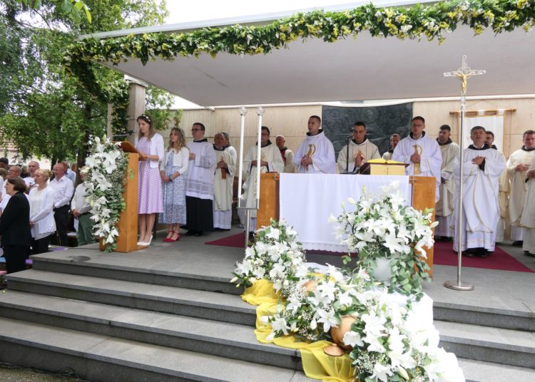 Velika radost u Vitezu: Tri svećenika iz istog sela i iste župe slavili mladu misu
