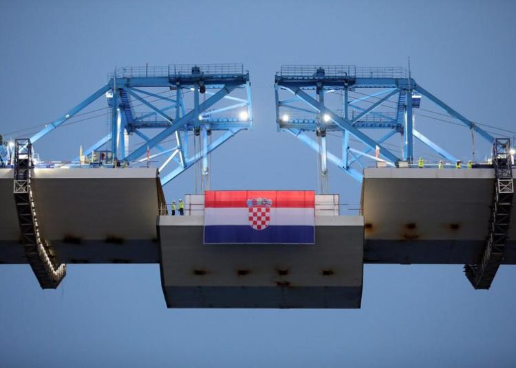 Postavljen posljednji segment Pelješkog mosta. Plenković: Spojili smo Hrvatsku