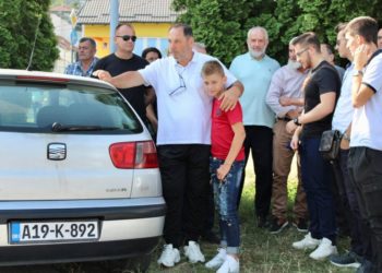 Grupa SDA-ovaca se okupila ispred Tužiteljstva, prosvjeduju zbog uhićenja “Osmice”