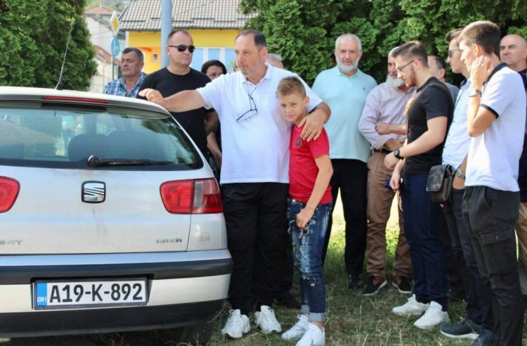 Grupa SDA-ovaca se okupila ispred Tužiteljstva, prosvjeduju zbog uhićenja “Osmice”