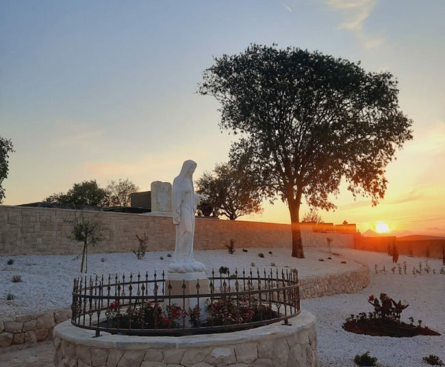 Ljubuški: U Zvirićima uređen spomenik Kraljici mira “Došli smo ti majko draga”