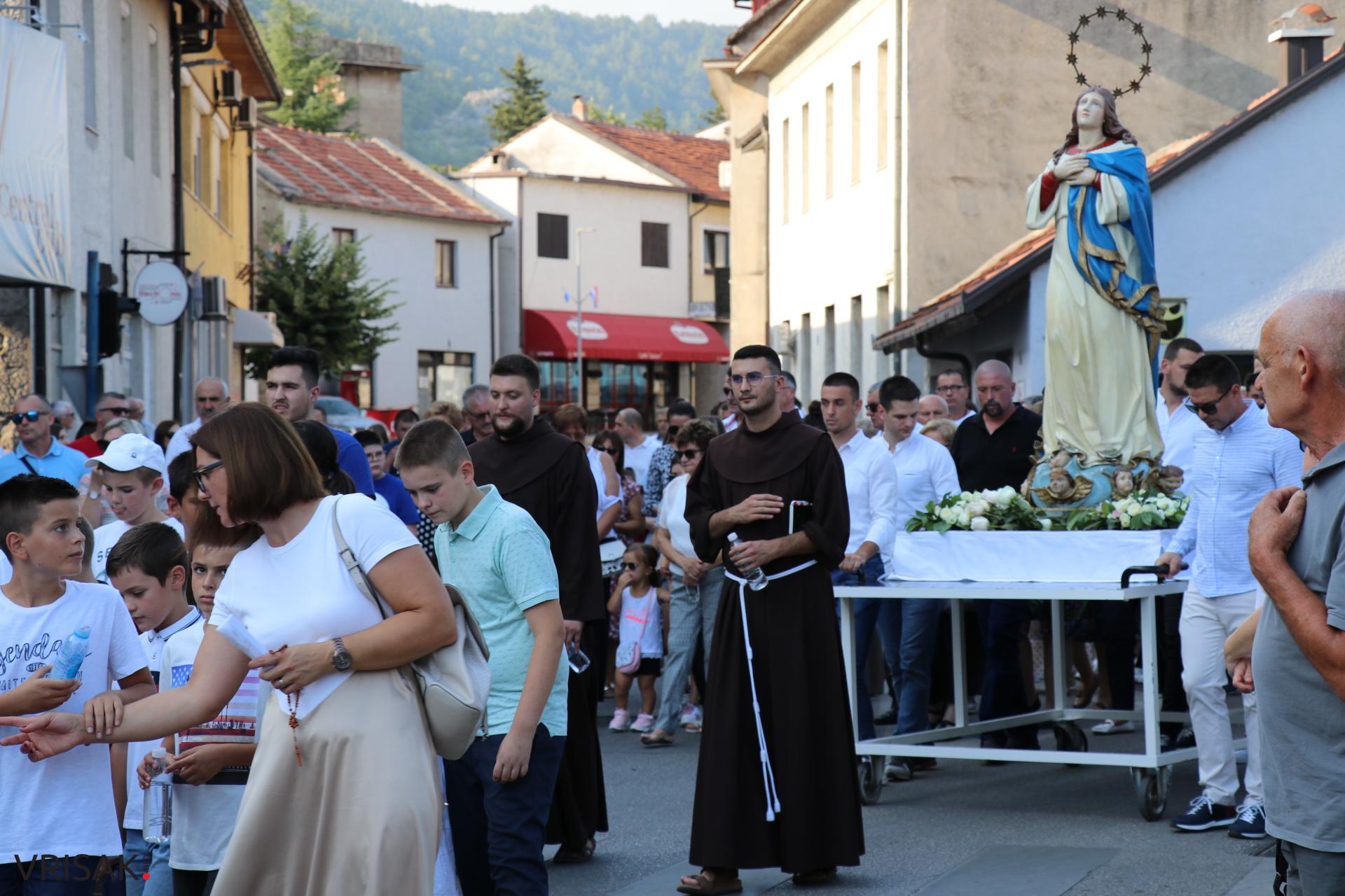 Procesija ulicama Širokog Brijega uoči blagdana Velike Gospe
