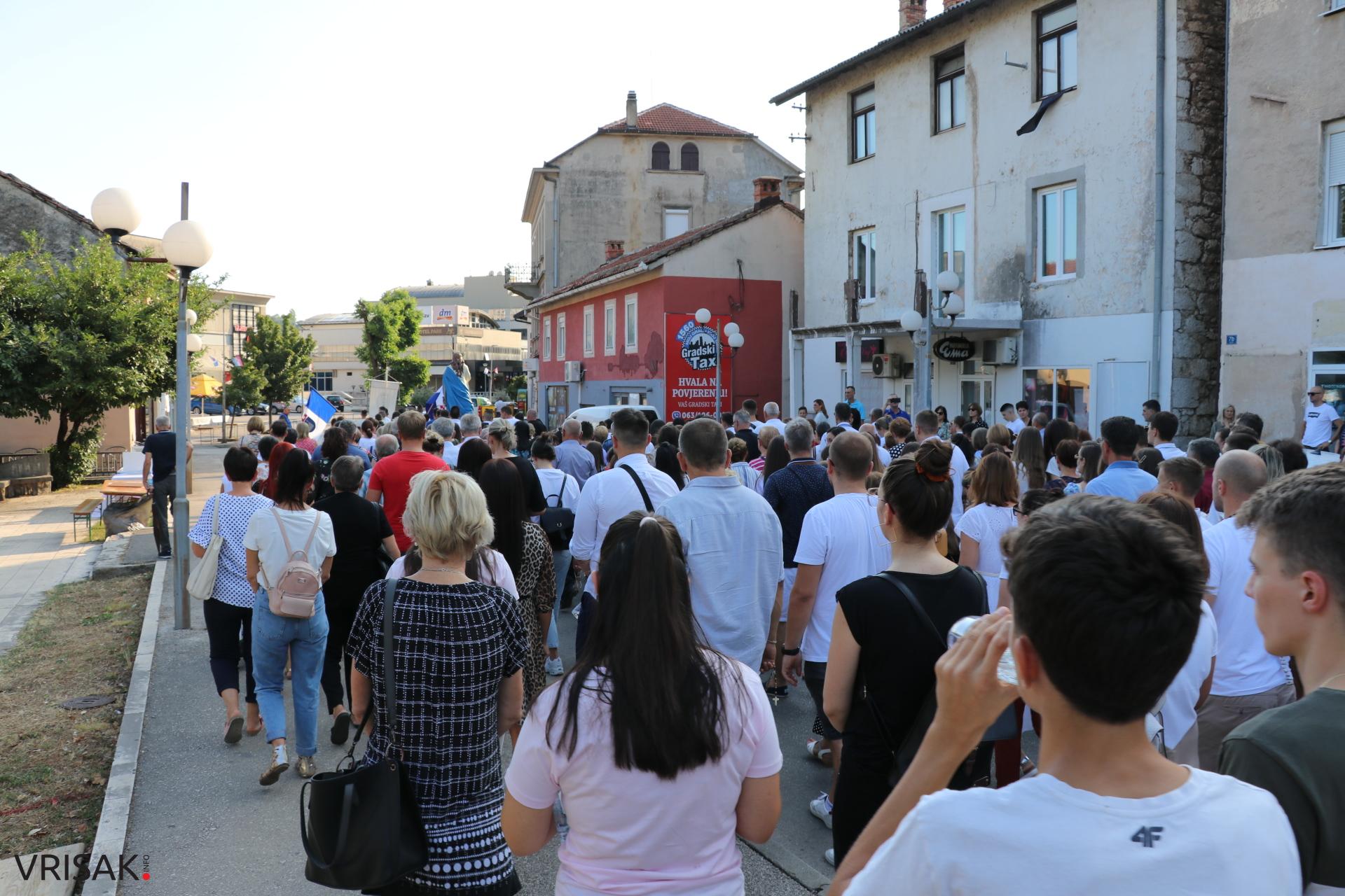 Procesija ulicama Širokog Brijega uoči blagdana Velike Gospe