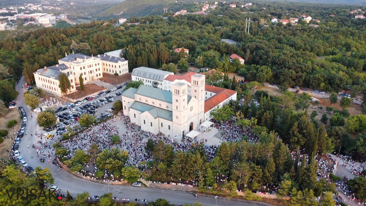 Široki Brijeg: Tisuće vjernika na Uočnici Velikoj Gospi