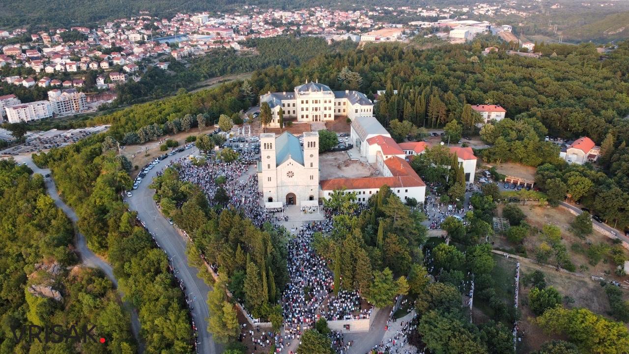 Široki Brijeg: Tisuće vjernika na Uočnici Velikoj Gospi