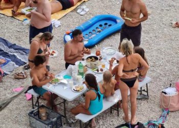 Na plaži u Baškoj vodi postavili klupe i stol za ručak