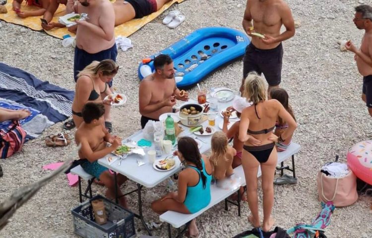 Na plaži u Baškoj vodi postavili klupe i stol za ručak