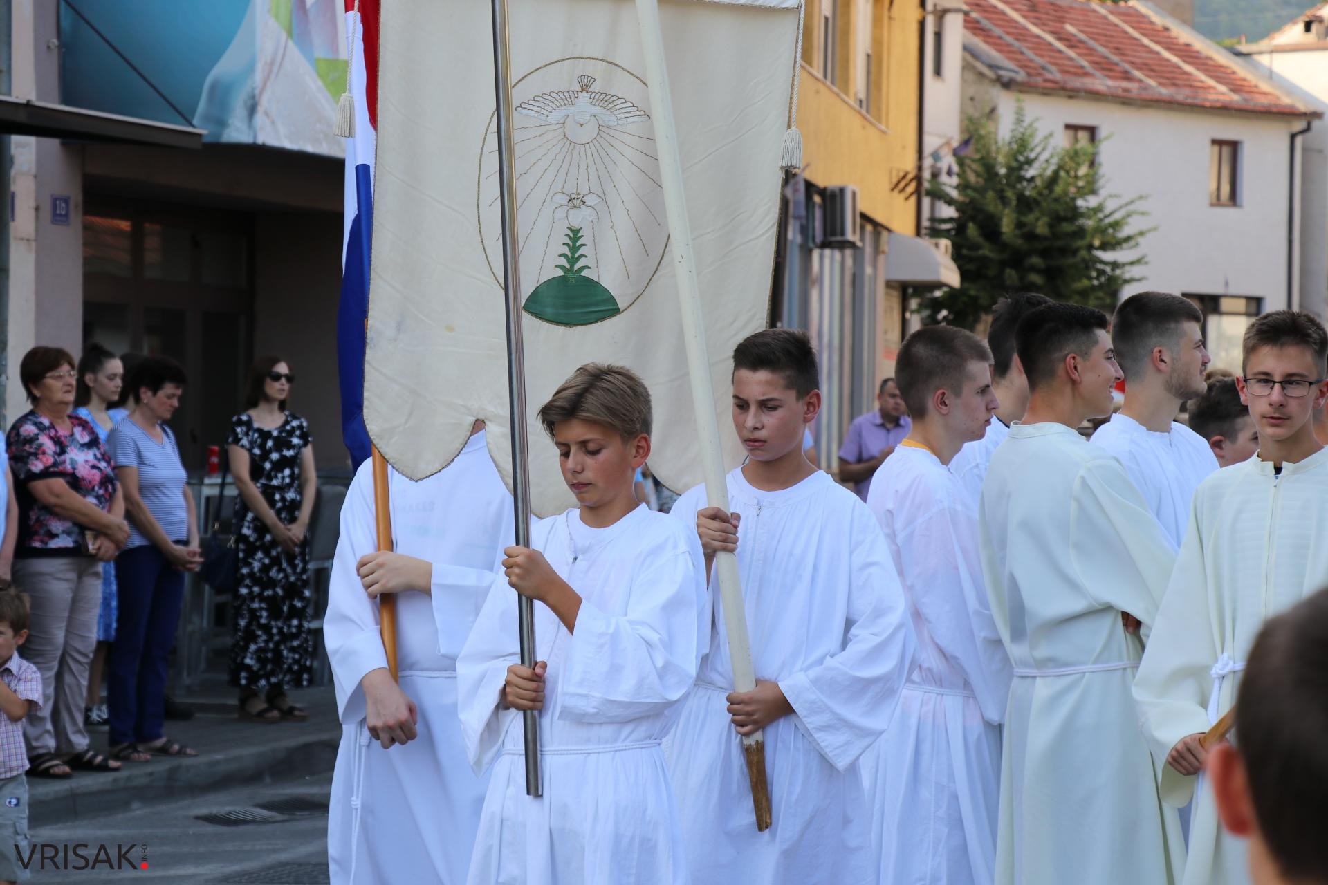 Procesija ulicama Širokog Brijega uoči blagdana Velike Gospe