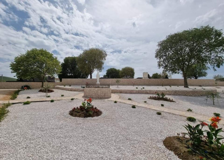 Ljubuški: U Zvirićima uređen spomenik Kraljici mira “Došli smo ti majko draga”