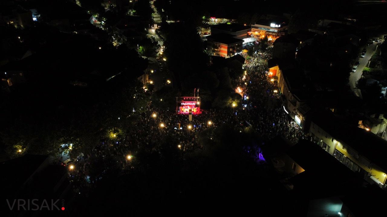 Uz hitove Magazina pjevalo i plesalo više tisuća Širokobriježana i gostiju