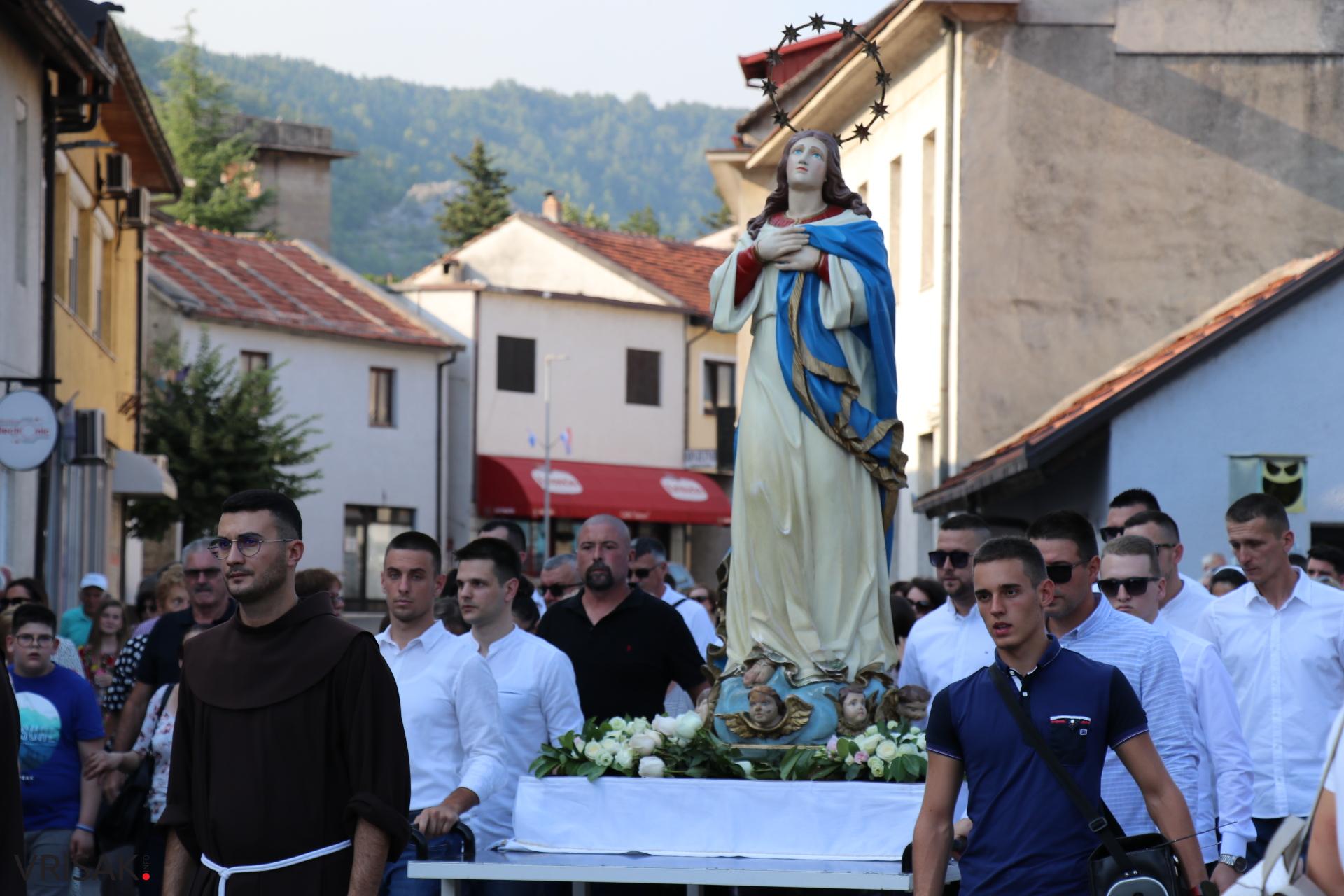 Procesija ulicama Širokog Brijega uoči blagdana Velike Gospe