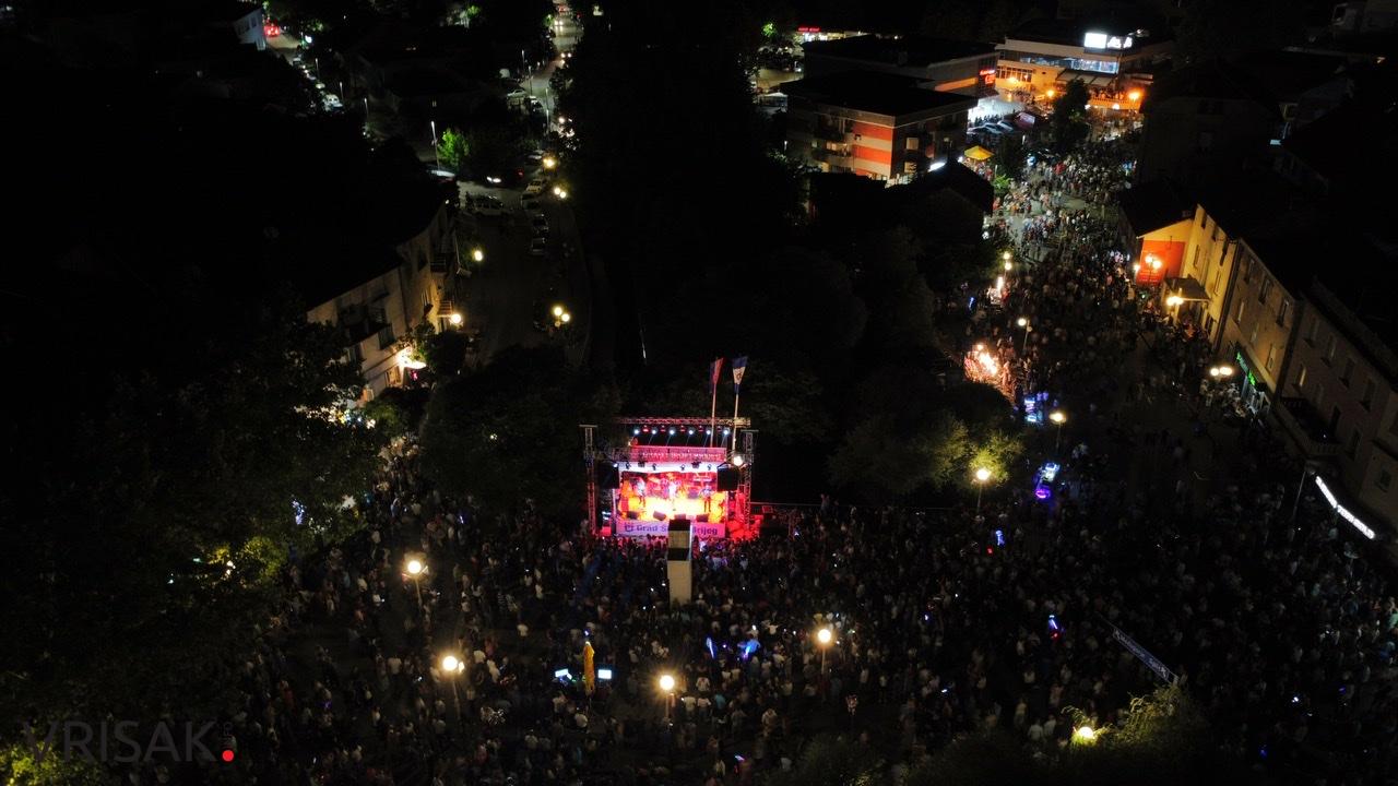 Uz hitove Magazina pjevalo i plesalo više tisuća Širokobriježana i gostiju