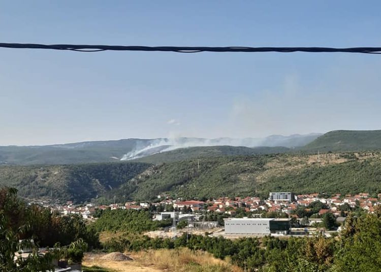 Široki Brijeg: Požar u Gornjem Crnču aktivan, ali je pod kontrolom