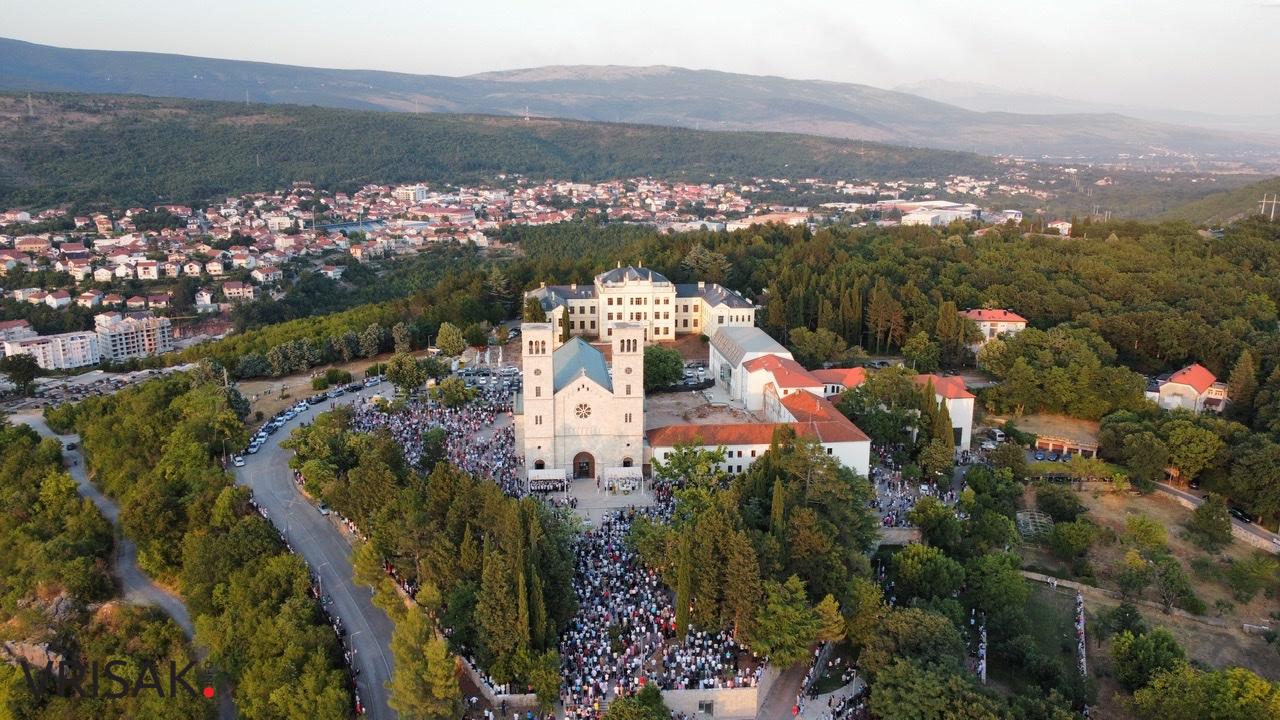 Široki Brijeg: Tisuće vjernika na Uočnici Velikoj Gospi