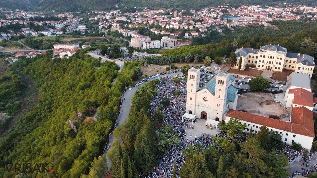 Široki Brijeg: Tisuće vjernika na Uočnici Velikoj Gospi
