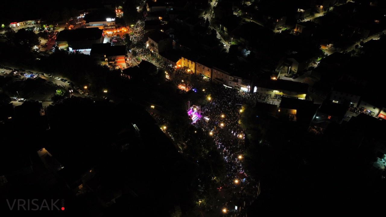 Uz hitove Magazina pjevalo i plesalo više tisuća Širokobriježana i gostiju