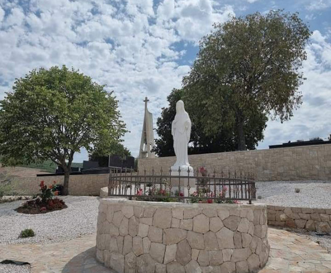 Ljubuški: U Zvirićima uređen spomenik Kraljici mira “Došli smo ti majko draga”