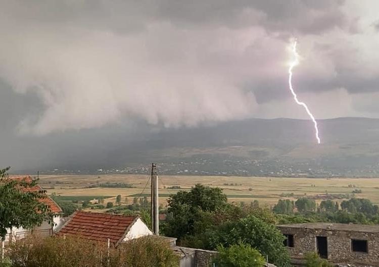 Pogledajte udar groma iznad Mostarskog blata
