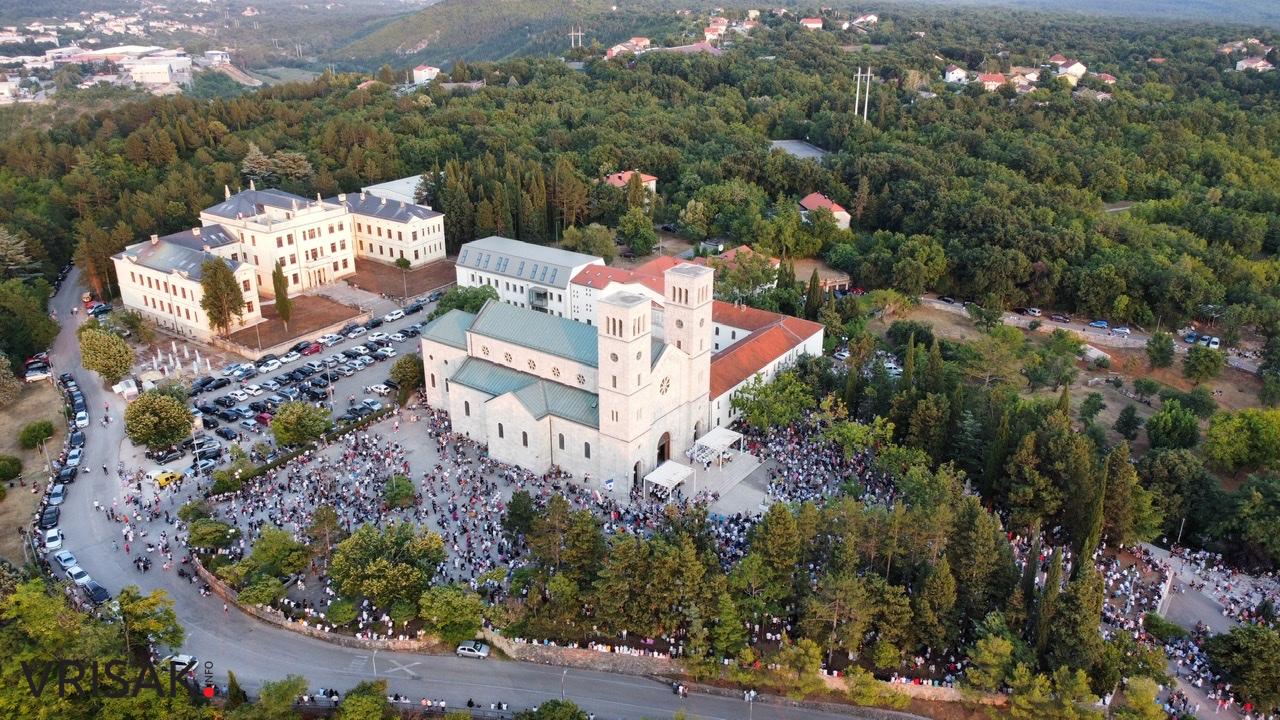 Široki Brijeg: Tisuće vjernika na Uočnici Velikoj Gospi
