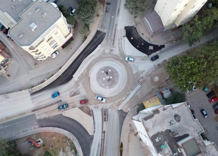 Asfaltira se novi kružni tok u Mostaru