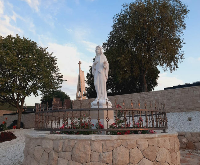 Ljubuški: U Zvirićima uređen spomenik Kraljici mira “Došli smo ti majko draga”