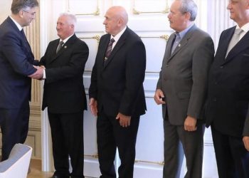 Andrej Plenković danas s generalima za koje BiH traži progon