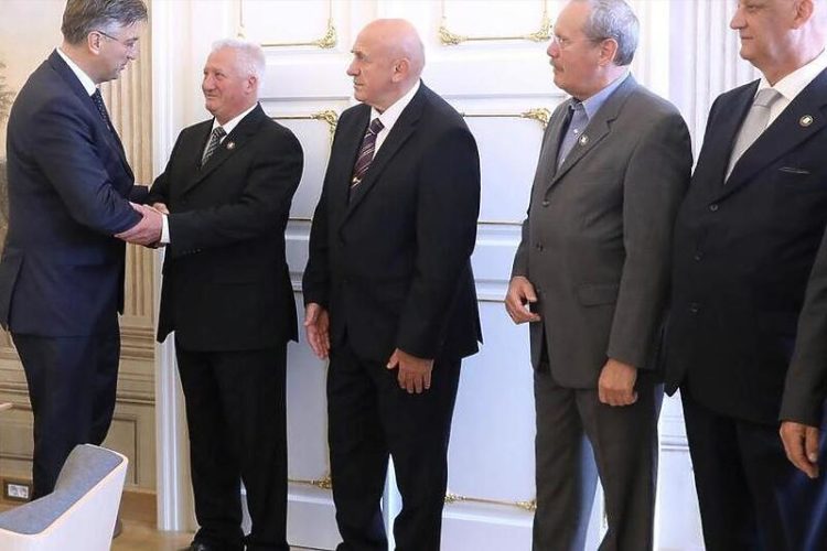 Andrej Plenković danas s generalima za koje BiH traži progon