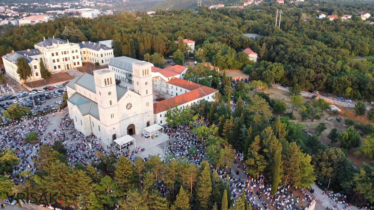 Široki Brijeg: Tisuće vjernika na Uočnici Velikoj Gospi