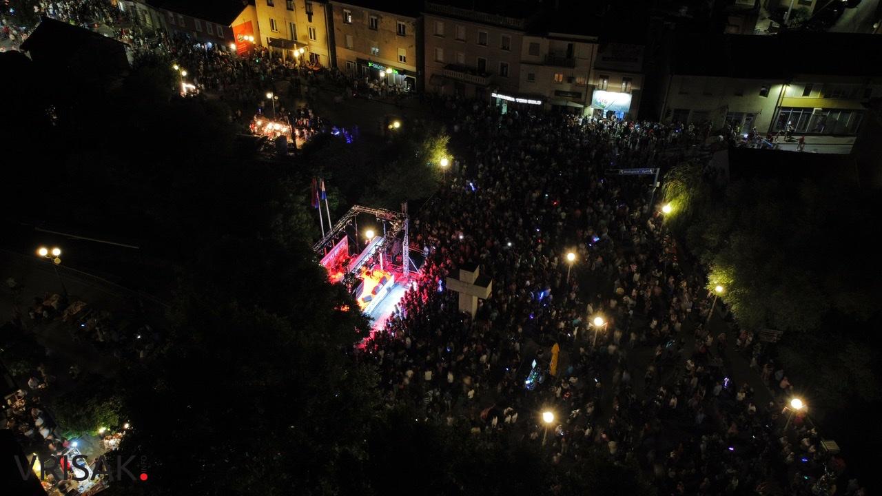 Uz hitove Magazina pjevalo i plesalo više tisuća Širokobriježana i gostiju