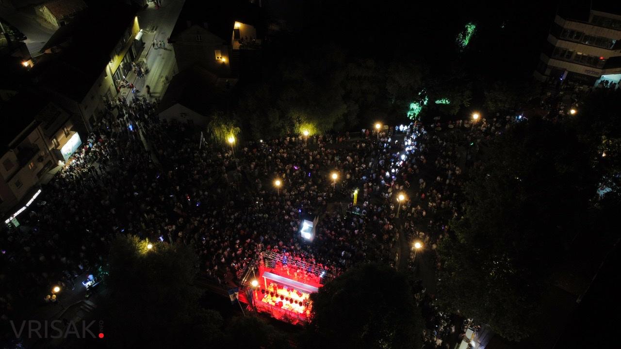 Uz hitove Magazina pjevalo i plesalo više tisuća Širokobriježana i gostiju