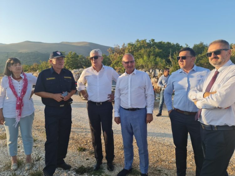 Čović i ministar Grlić Radman obišli požarom pogođena područja u Tomislavgradu