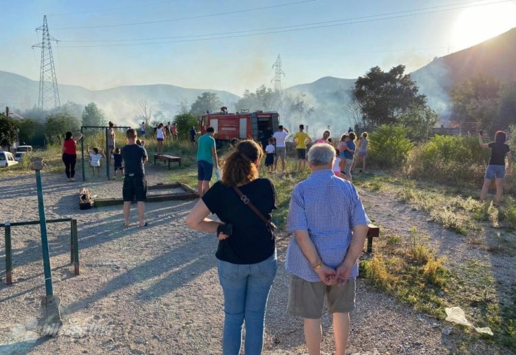 Požar u naselju Rudnik, vatra opasno blizu kućama