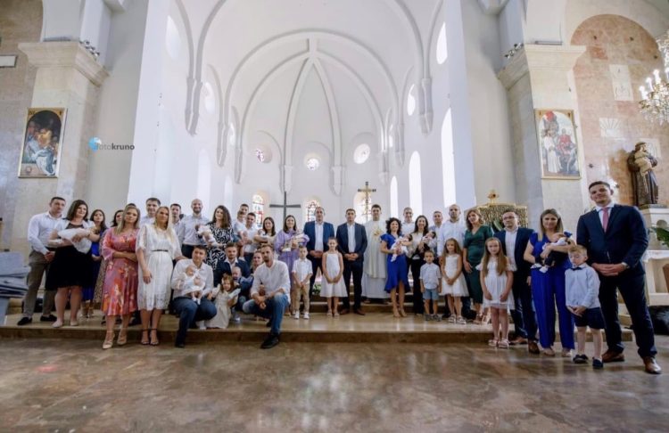Široki Brijeg: 10 beba kršteno u jednom danu