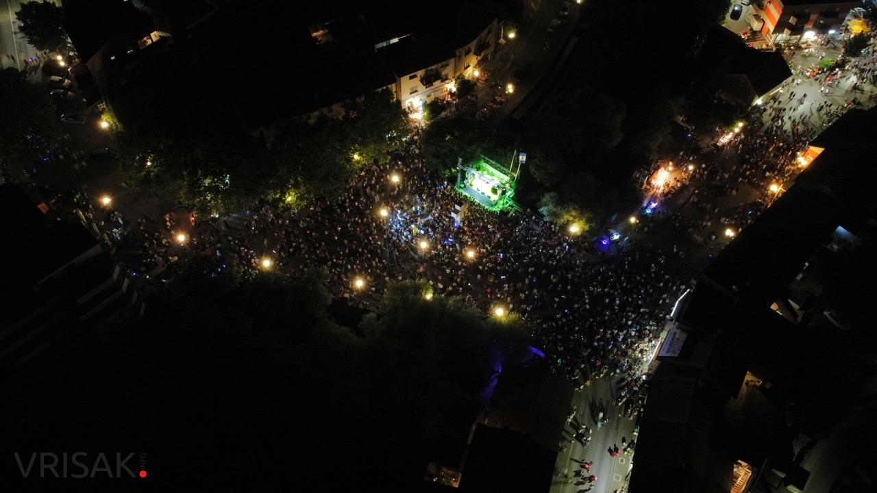 Uz hitove Magazina pjevalo i plesalo više tisuća Širokobriježana i gostiju