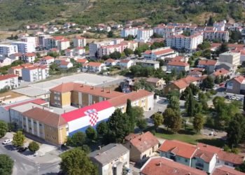 Povodom dana branitelja najveća hrvatska zastava postavljena u Ljubuškom