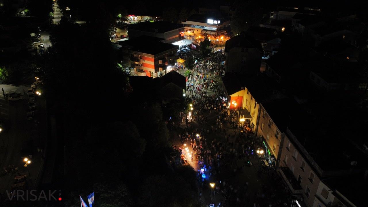 Uz hitove Magazina pjevalo i plesalo više tisuća Širokobriježana i gostiju