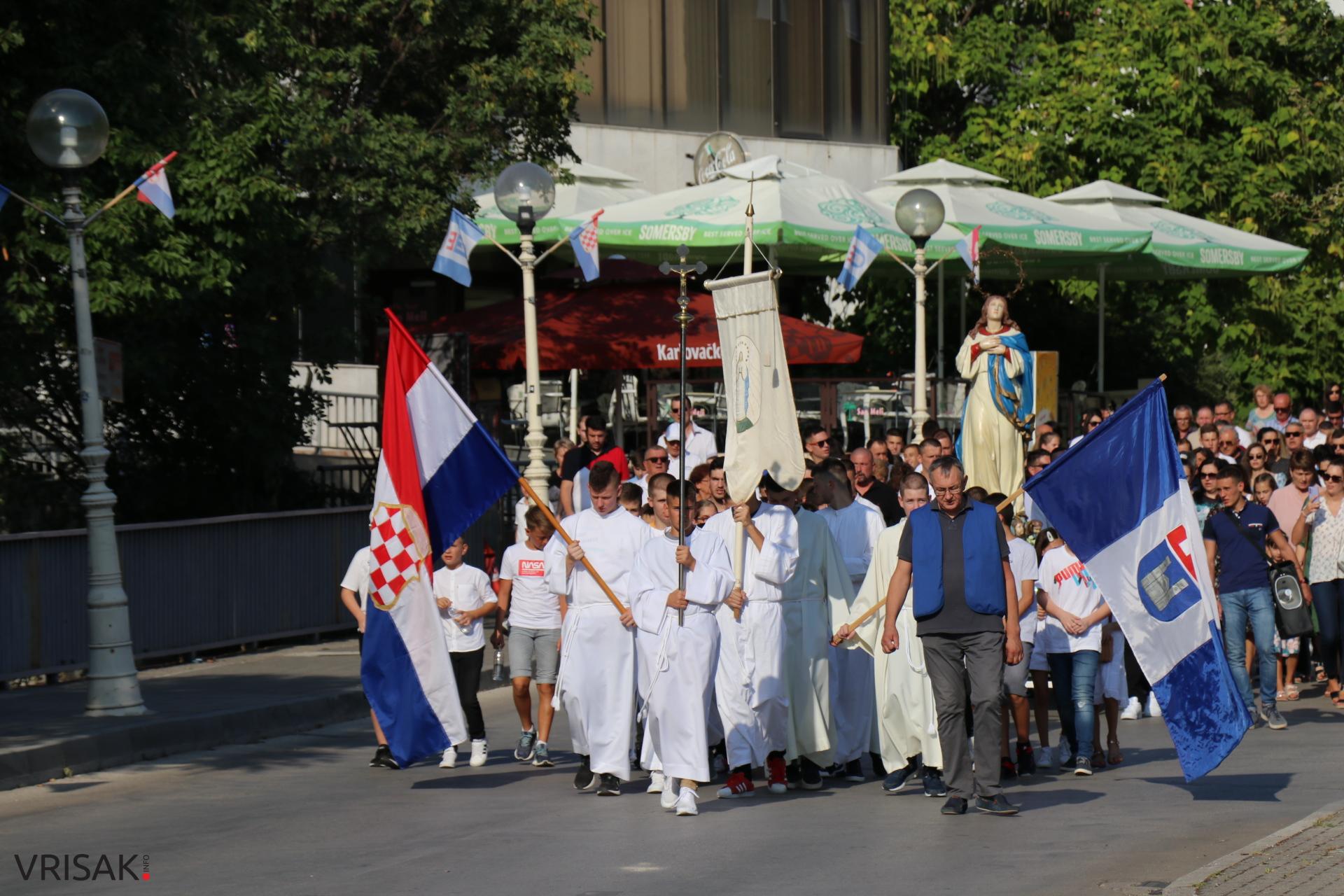 Procesija ulicama Širokog Brijega uoči blagdana Velike Gospe